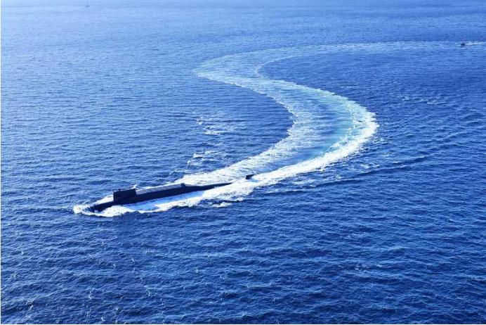 海军某新型战略核潜艇向某海域航渡。