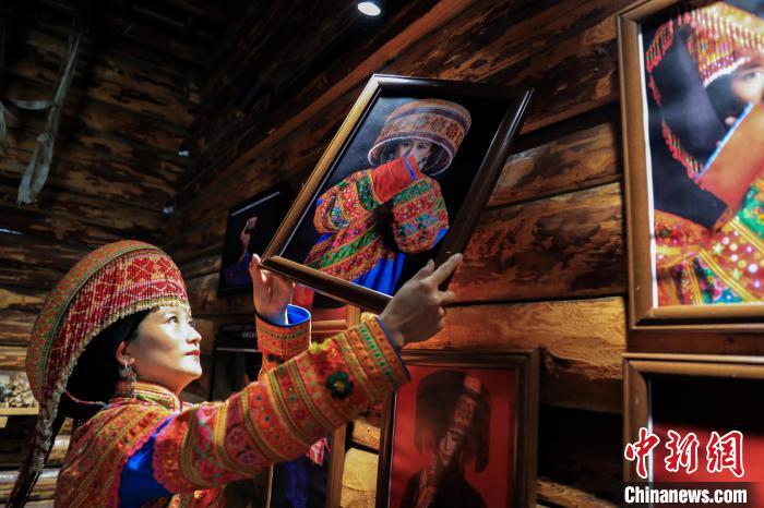 6月上旬，谷艳在盐边县傈僳族非物质文化遗产传习中心。记者 王磊 摄