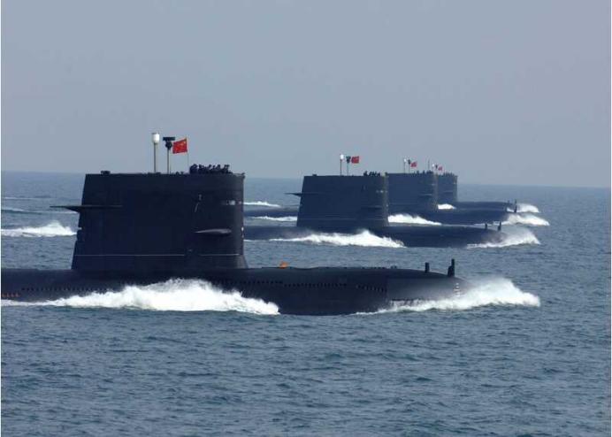 某潜艇部队组织多艘潜艇进行编队航渡训练。