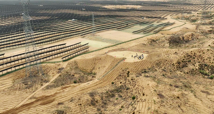 图为鄂尔多斯库布其沙漠集中连片建设的“光伏长城”（鄂尔多斯市林草局供图）