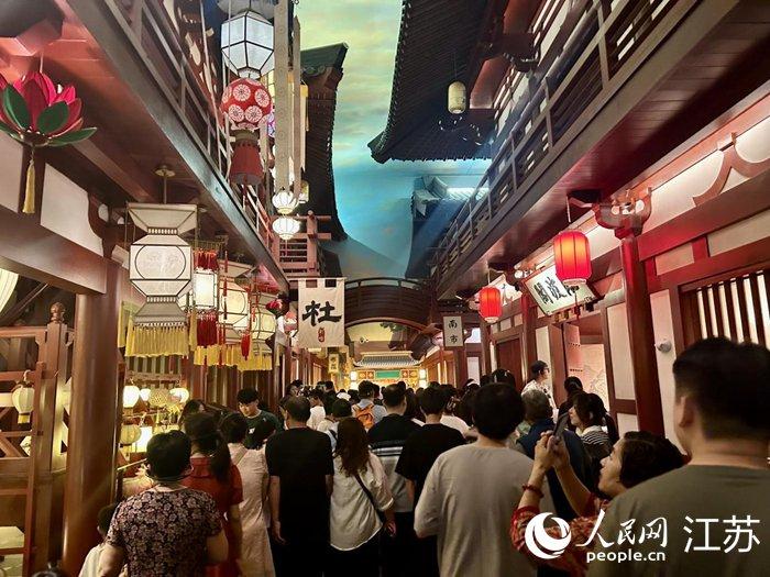 扬州中国大运河博物馆内游人如织。人民网 王丹丹摄