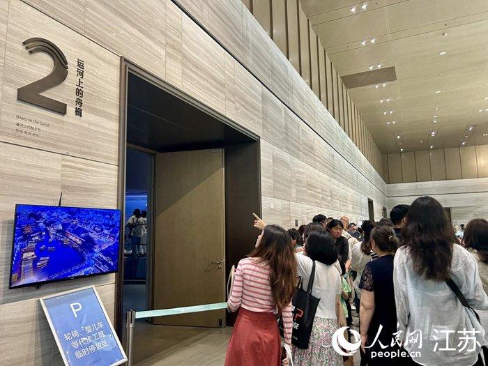 扬州中国大运河博物馆内游客在排队进入。人民网 王丹丹摄