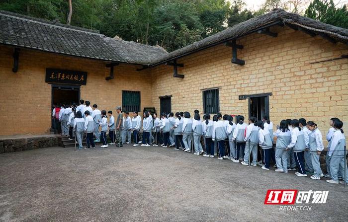 学生在毛泽东同志故居参观。