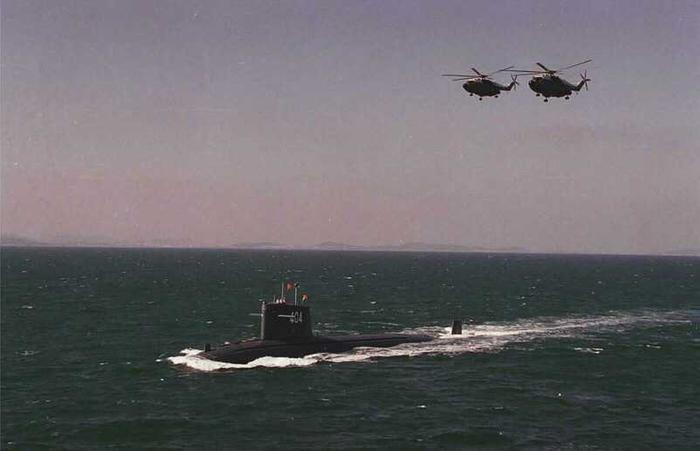 海上演习中的核潜艇和反潜直升机。