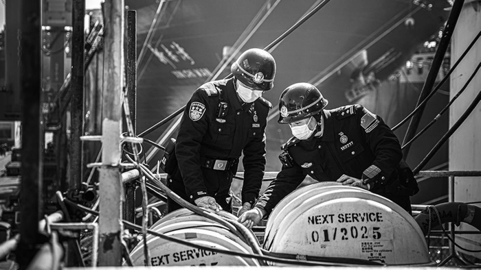     辽宁边检总站大连边检站民警登轮检查。边检总站供图        