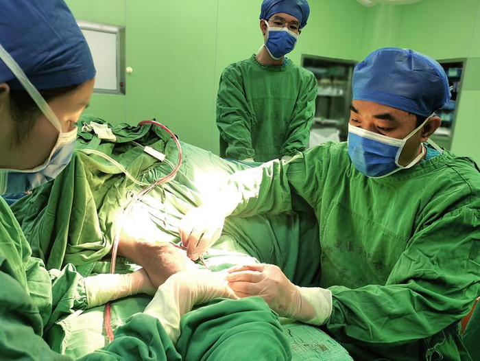     李杰辉为患者做手术（广中医供图）