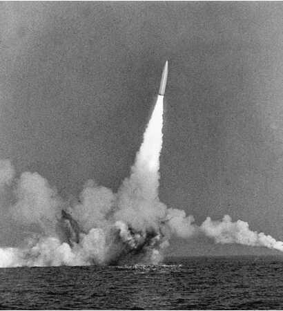潜艇发射战略导弹。