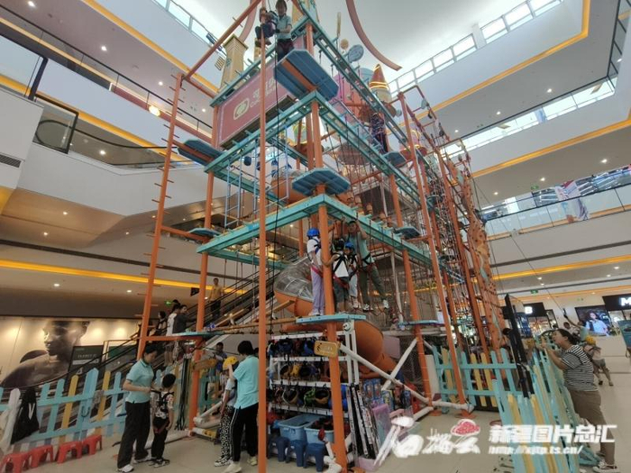 在乌鲁木齐不少商场，儿童游乐区占据了C位。图为一家商场的中庭广场位置上的儿童游乐区。石榴云/新疆日报记者 黑宏伟摄