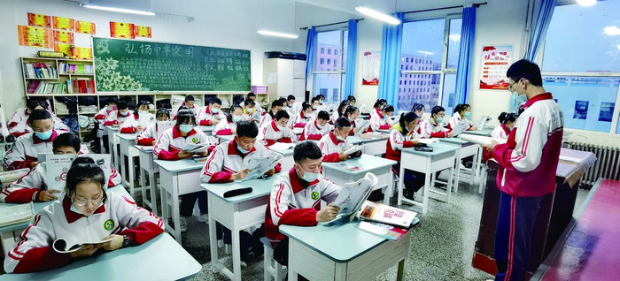     给海晏县民族中学捐赠全铝课桌椅。    中铝集团青海分公司供图