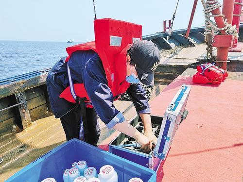     我省海洋预警监测部门工作人员正在进行海洋生态预警监测样品采集。本组图片由徐金涛摄