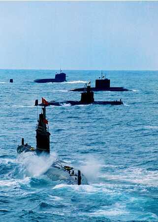 核潜艇与常规潜艇大洋练兵。