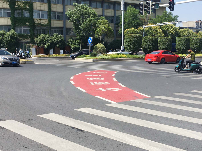 道路右转危险区标识。姜传刚 摄
