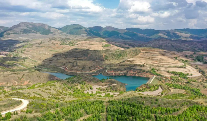 这是位于宁夏固原市隆德县观庄乡观堡村的自然风貌（无人机照片）。新华社记者 冯开华 摄