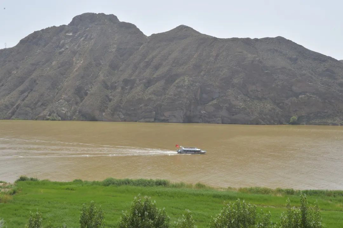 游客在宁夏吴忠市青铜峡黄河大峡谷旅游区乘船游览。新华社记者 毛竹 摄