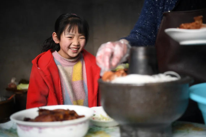 宁夏固原市隆德县凤岭乡于河村村民马凤艳的女儿看妈妈制作暖锅。新华社记者 王鹏 摄