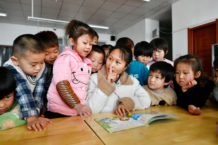 银川市润丰村润丰幼儿园老师在给孩子们讲故事。新华社记者 王鹏 摄