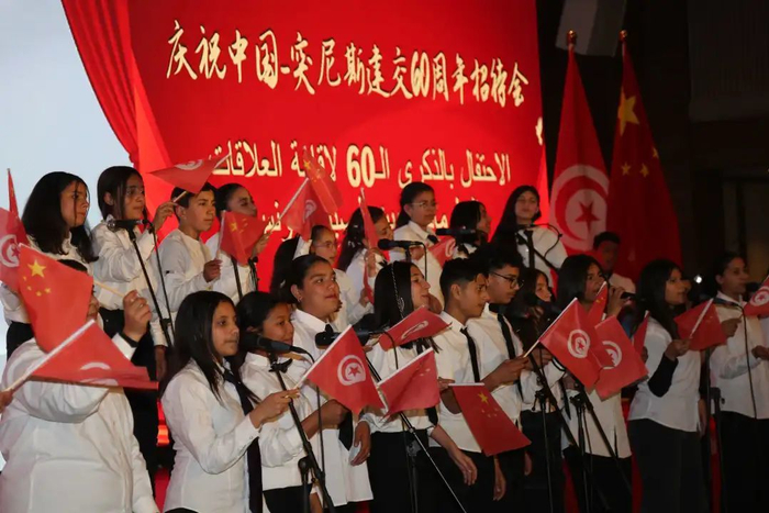 2024年1月19日，突尼斯青少年在庆祝中突建交60周年招待会上表演。（新华网）