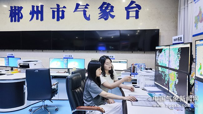 郴州市气象台预报员在监测雷达回波。朱敏嘉摄影