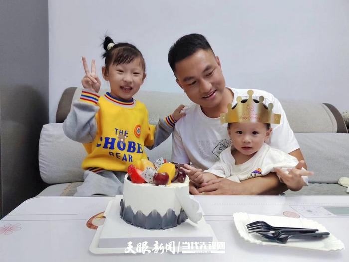 杨昌跃一家给儿子过2岁生日，妻子拍照留下了这温馨一幕。（受访者供图）