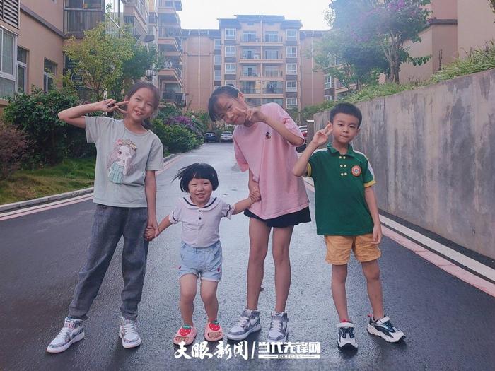 刚搬到栗平社区时，杨昌跃的女儿（左二）和小朋友在社区玩耍。（受访者供图）