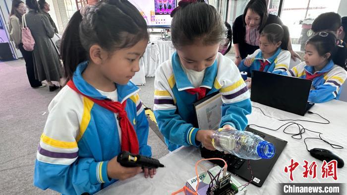 图为西藏自治区拉萨市城关区海城小学的学生正在学习“AI创客”的课程。泽塔雍措摄