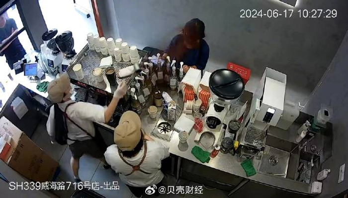 6月17日，Manner Coffee威海路716店一名咖啡师向女顾客泼咖啡粉。图/网络视频截图