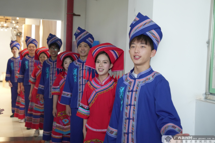 活动现场，学生演唱山歌《只有山歌敬亲人》，表达对媒体团的欢迎。记者 古秀芳 摄