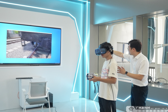 蒙志鹏老师正在指导学生进行虚拟仿真实训。记者 古秀芳 摄