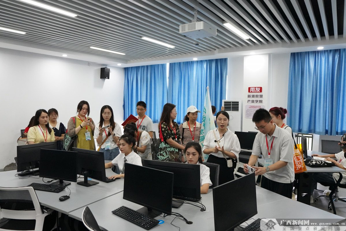 学生演示利用大数据工具对财务数据进行处理。记者 黄君栋 摄