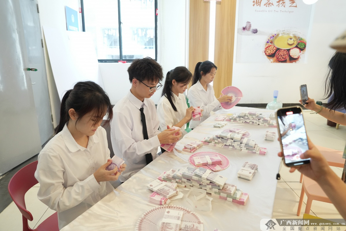 会计学专业学生代表展示“花式”点钞技能，吸引了媒体团记者的关注。记者 古秀芳 摄