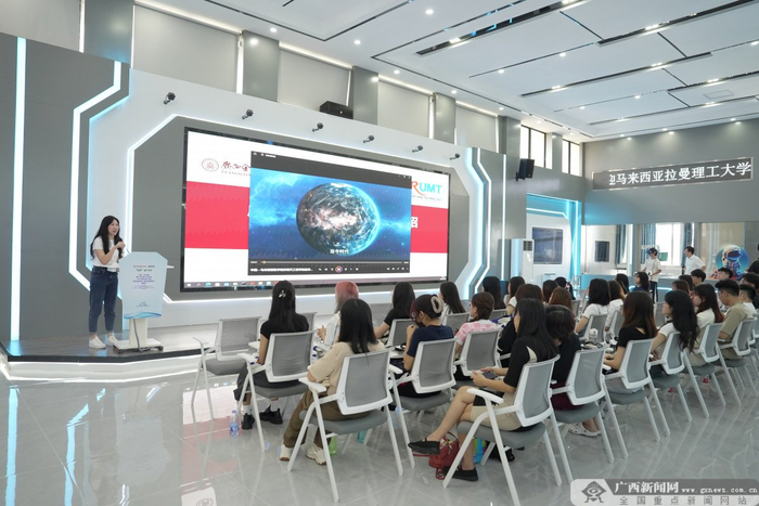 学校合作与交流中心的吴雪莹老师介绍国际合作交流成果。记者 古秀芳 摄