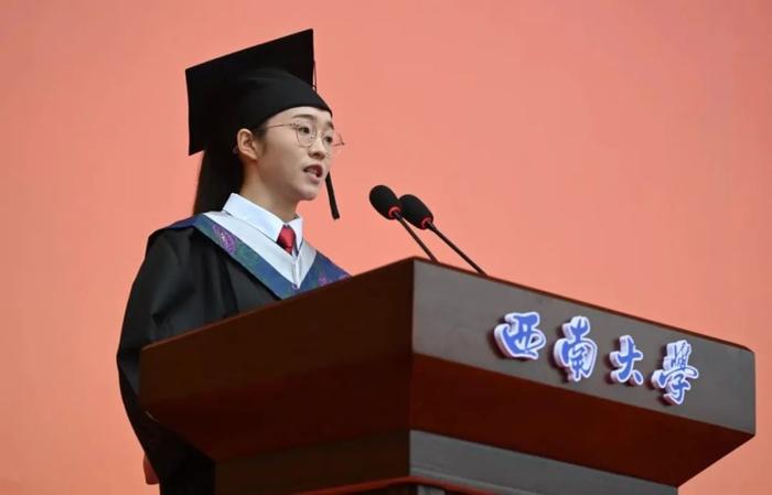 范天兰在西南大学2024届毕业典礼上作为毕业生代表发言。（华龙网记者刘润 摄）