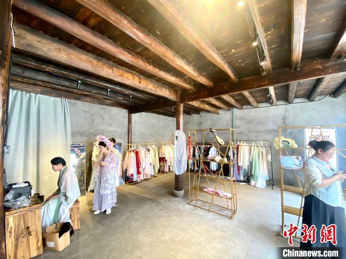 富溪村的古街上，一家汉服体验馆吸引游人打卡体验。中新网记者 叶茂 摄