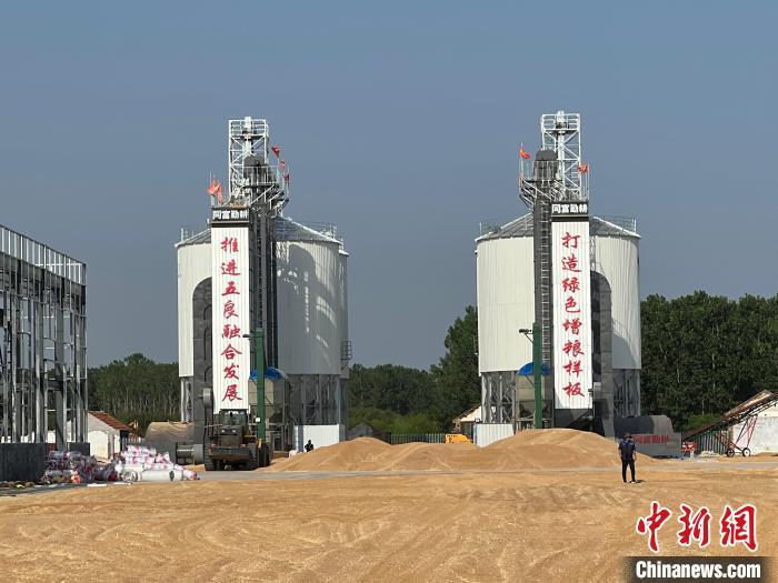 青岛同富勤耕农业机械合作社内建成的大型烘干塔。　王禹 摄