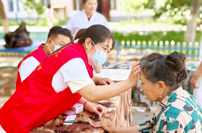 贺红安在塔孜洪乡1村义诊中为群众进行揿针治疗。疏勒县塔孜洪乡中心卫生院供图