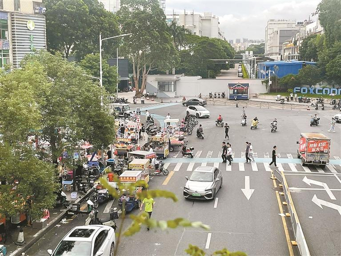 6月19日傍晚，民清路富士康三桥路段流动摊贩占道经营。