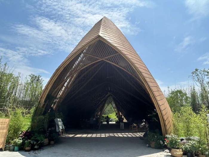 鱼乐竹馆，内部采用圆竹结构构件、重组竹瓦片、竹编覆面。图源：时代周报记者阿力米热/摄