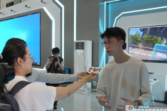 伍伟铭向记者分享参加交流培训的感受。记者 古秀芳 摄