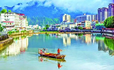     环卫工人在贵州铜仁印江土家族苗族自治县印江河中州段清理垃圾。新华社发