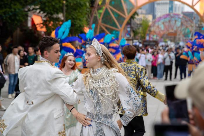 5月25日，游客在大连俄罗斯风情街欣赏表演。新华社记者李旭伦摄