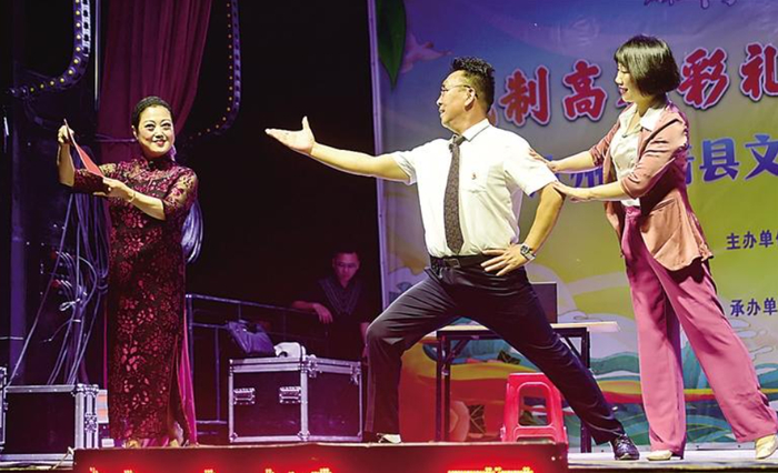 　　图为评剧小戏《特殊的彩礼》正在石泗河村演出。傅新春 摄