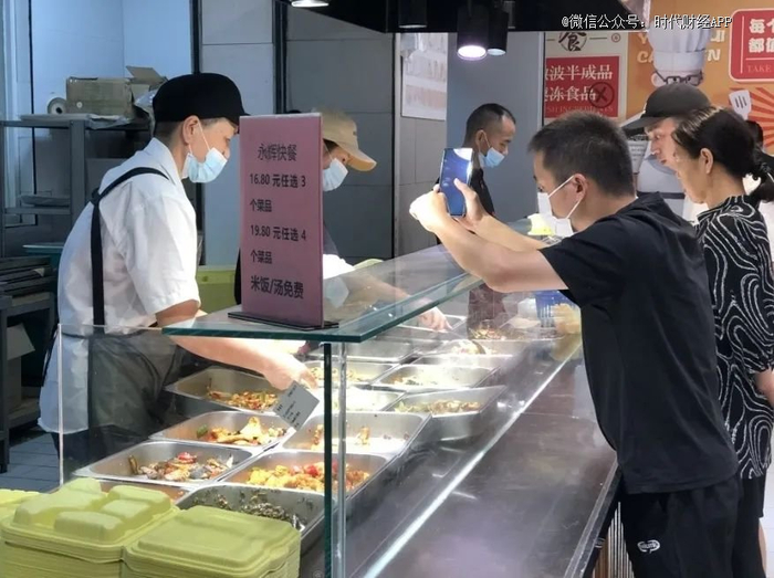 永辉超市（上海宝山正大乐城店）内部食堂，时代财经摄