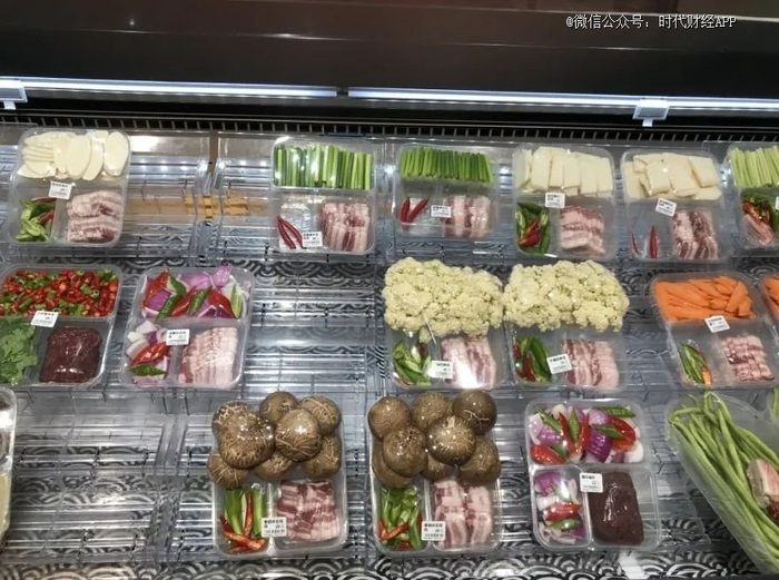 上蔬永辉（上海虹桥良华购物广场店）就餐区陈列的食材，时代财经摄