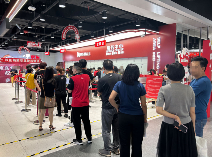 618日下午广州京东MALL收银台处排起长队，消费者报道记者摄