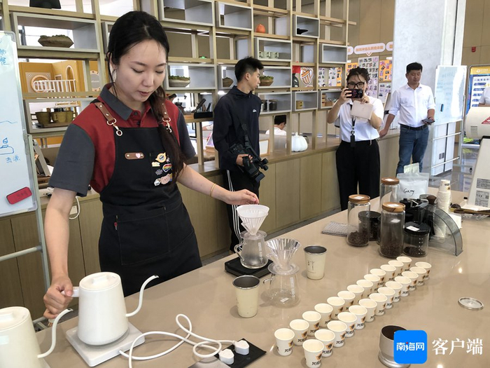 在兴隆一处咖啡体验馆内，工作人员向游客冲泡咖啡。记者 苏桂除 摄