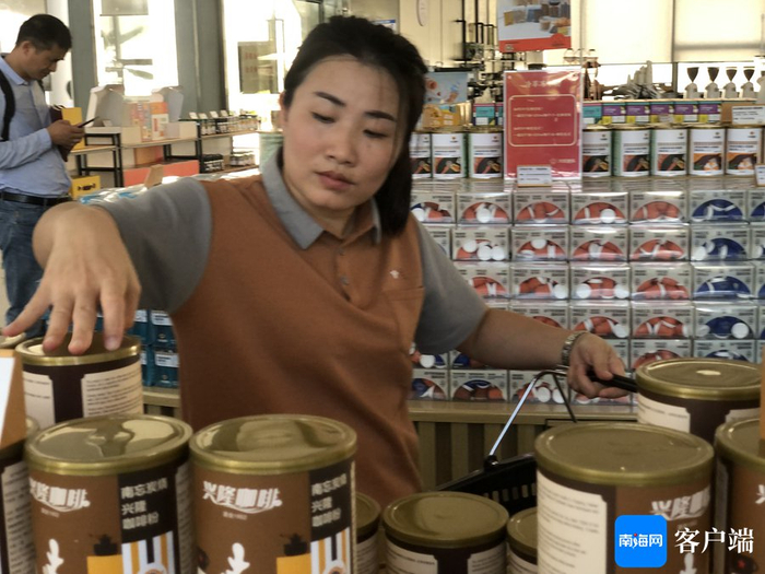 工作人员在摆放兴隆咖啡。记者 苏桂除 摄