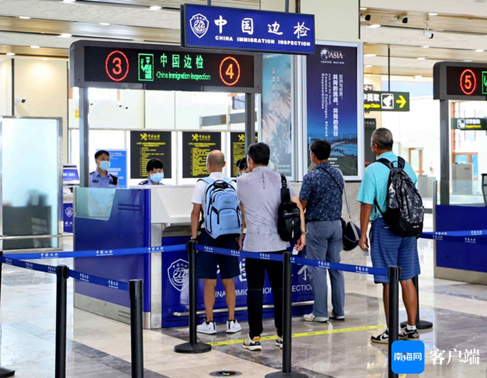 海口出入境边防检查总站博鳌机场边检站（筹）执勤民警为旅客提供服务。海口出入境边防检查总站博鳌机场边检站供图