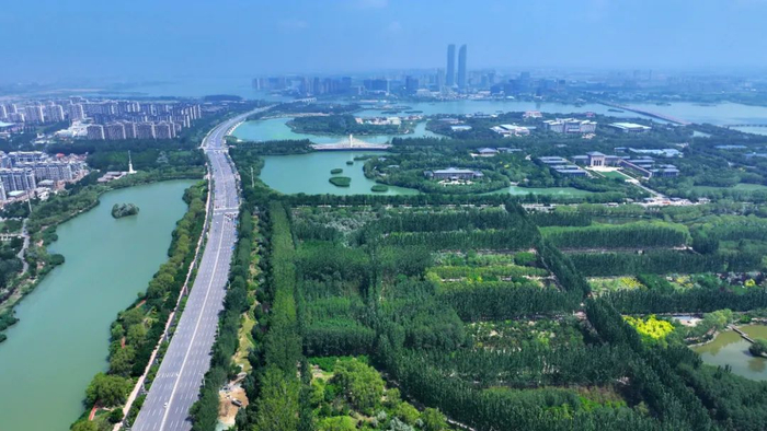 这是宁夏银川市典农河（无人机照片）。新华社记者 王鹏 摄