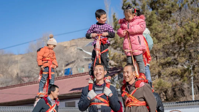 宁夏固原市隆德县观庄乡阳洼村村民在排练扛社火。新华社发（唐成卓 摄）