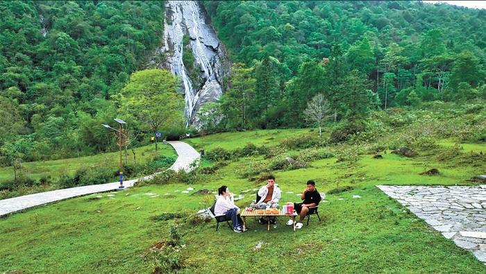 游客在金平县马鞍底乡赏美景、品美食。